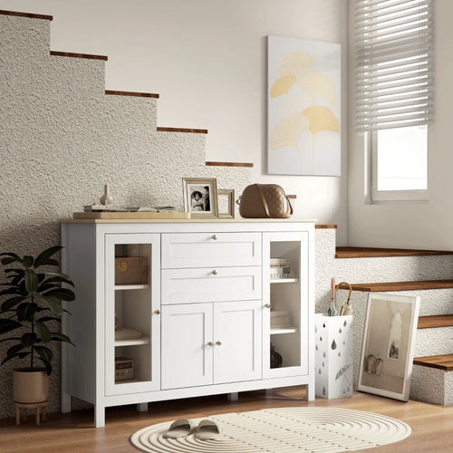 Aparador con puertas de vidrio y objetos decorativos en un salón moderno