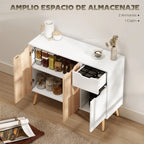 Encimera superior del aparador con objetos decorativos