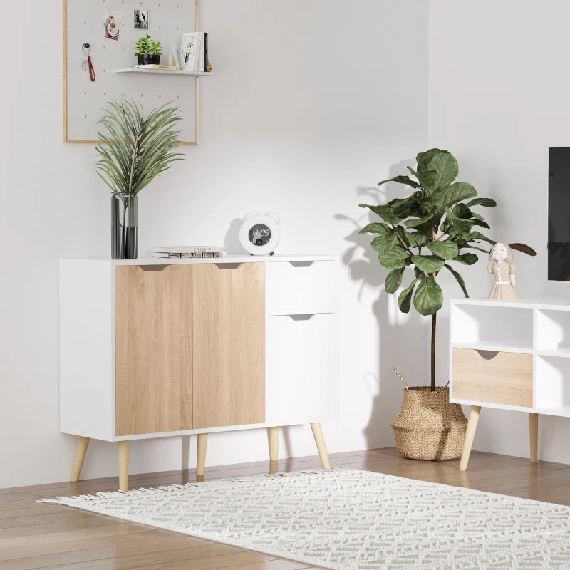 Aparador blanco y natural con decoración en un salón de estilo nórdico