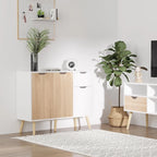 Aparador blanco y natural con decoración en un salón de estilo nórdico