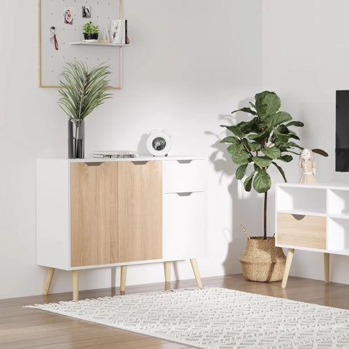 Aparador blanco y natural con decoración en un salón de estilo nórdico
