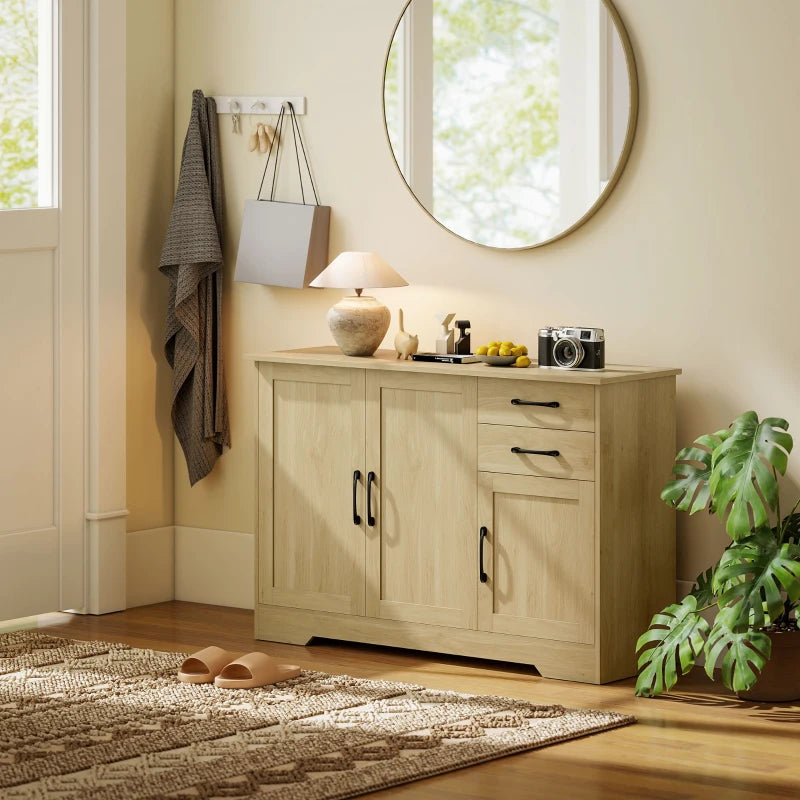 Aparador de madera natural con objetos decorativos en un salón moderno
