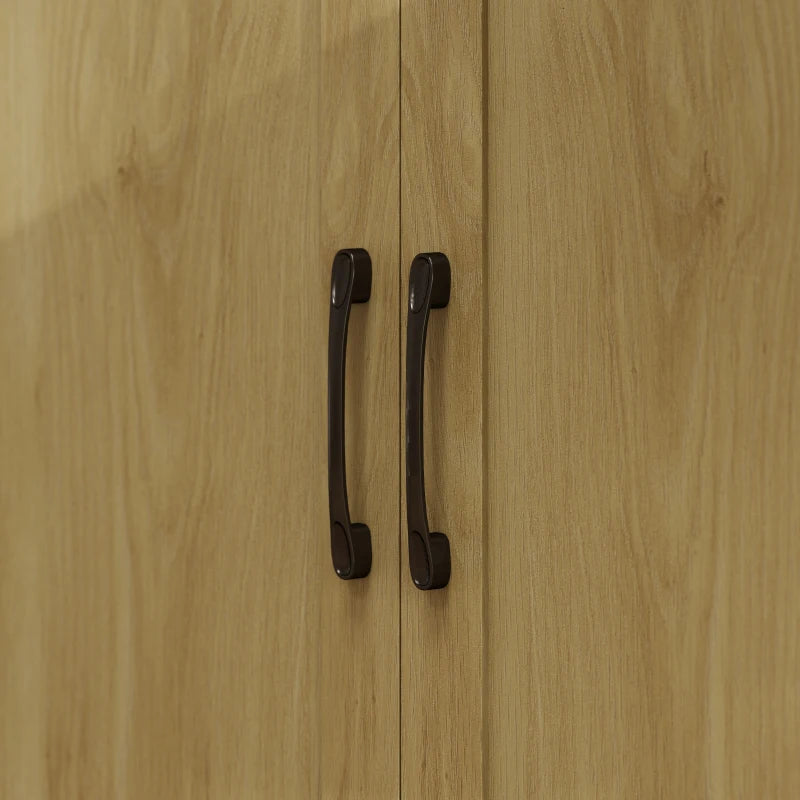 Detalle de los tiradores en negro mate sobre el efecto madera del aparador