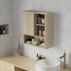 Armario de pared en madera natural montado en un baño de estilo moderno
