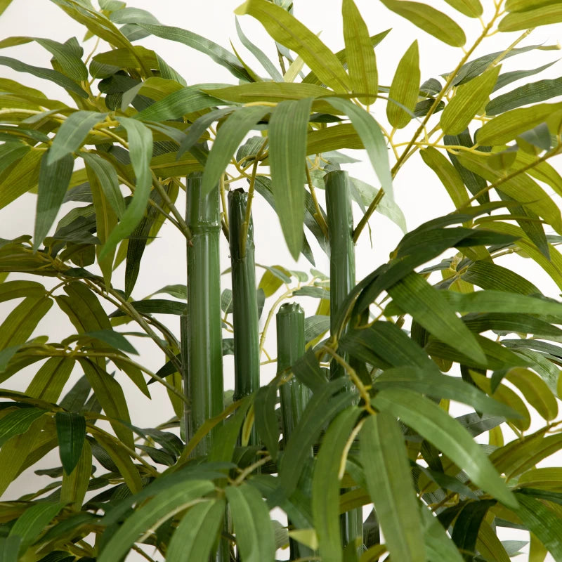 Detalle de las hojas verdes de aspecto realista del bambú artificial