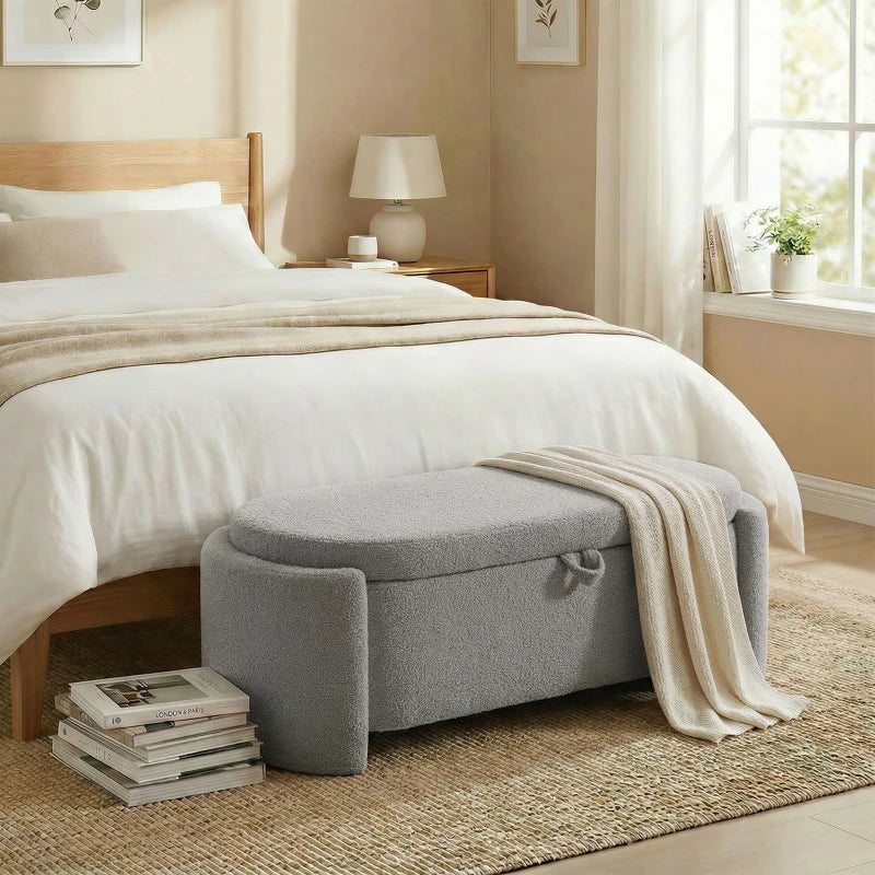 Banco ovalado Cadaqués colocado como banco pie de cama en un dormitorio