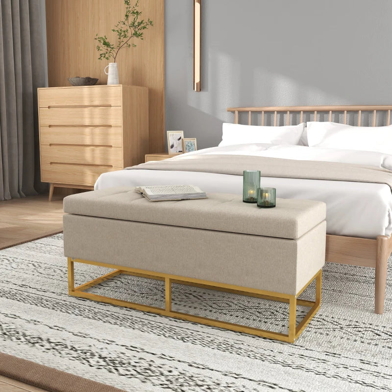 Detalle del tapizado beige con diseño capitoné de botones