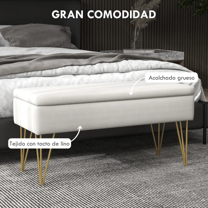 Banco crema colocado a los pies de la cama en el dormitorio