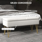 Banco crema colocado a los pies de la cama en el dormitorio
