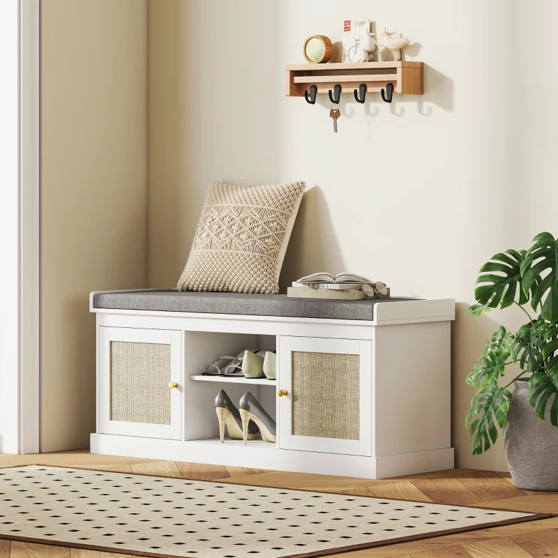 Banco zapatero Cassia colocado en un recibidor con decoración boho