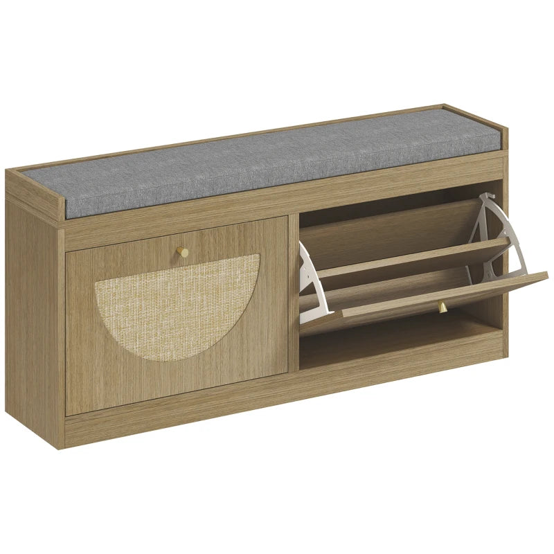 Banco zapatero Mistral en efecto madera natural con puertas de ratán en una entrada boho