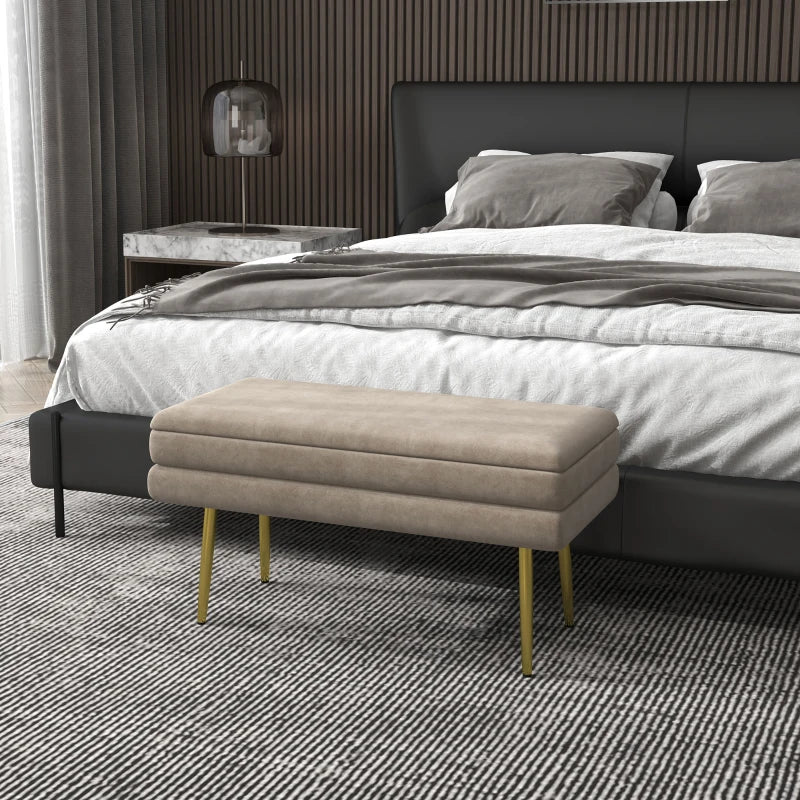 Baúl Comillas colocado a los pies de la cama en un dormitorio