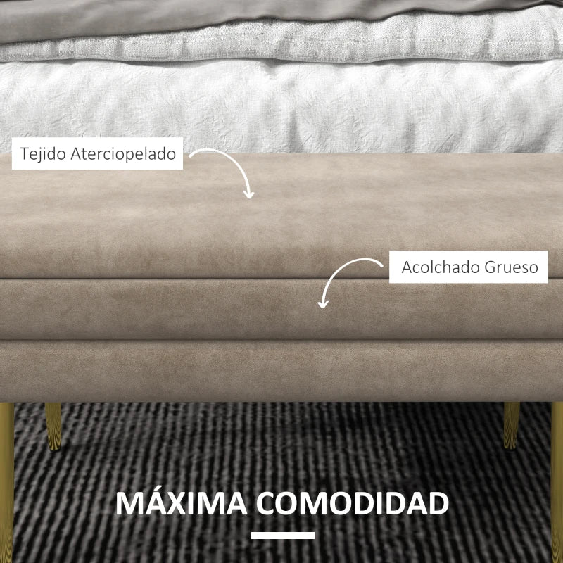 Tapa acolchada del baúl Comillas usada como asiento cómodo