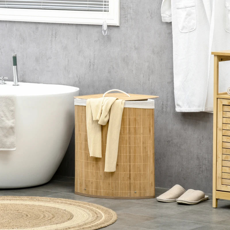 Cesto de bambú Rocalba en un baño natural y ordenado