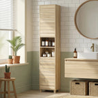 Columna de baño de madera natural en un baño de estilo nórdico