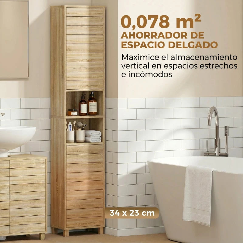 Detalle de las puertas de lamas de madera que favorecen la ventilación