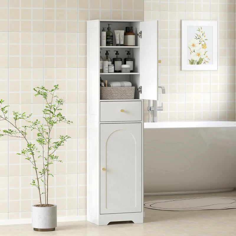 Columna de baño blanca veteada en un baño de estilo moderno