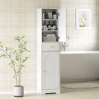Columna de baño blanca veteada en un baño de estilo moderno