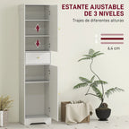 Detalle de las puertas arqueadas con relieve efecto madera y pomos dorados