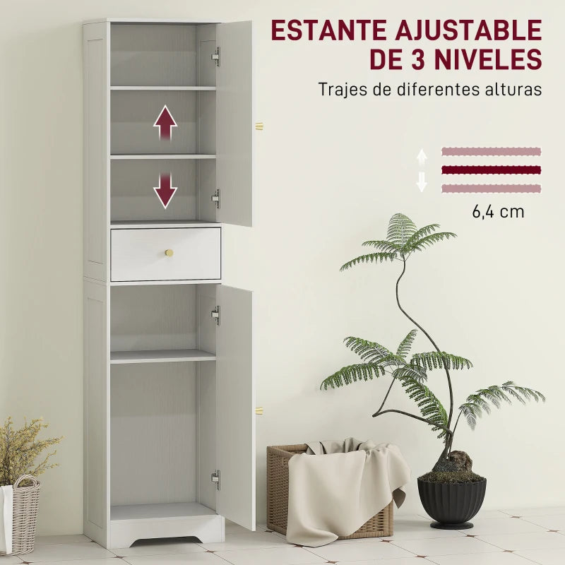 Detalle de las puertas arqueadas con relieve efecto madera y pomos dorados