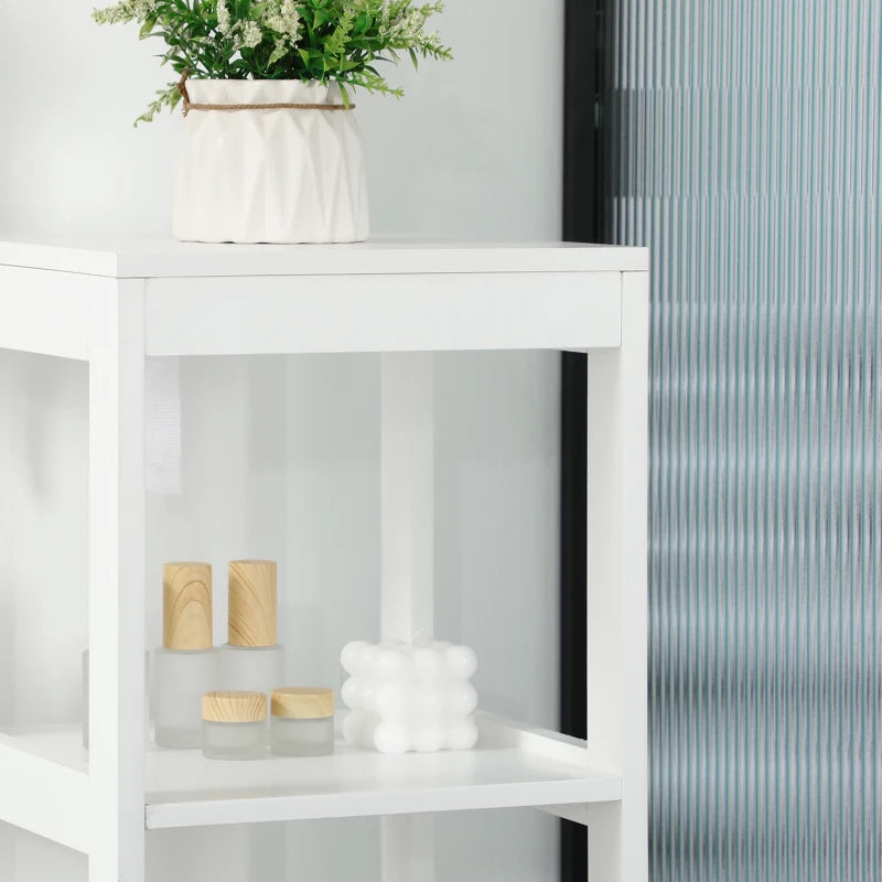Columna de baño blanca en un baño de estilo moderno junto a la pared