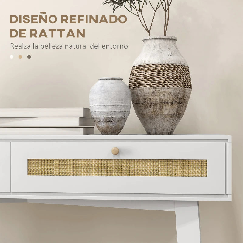 Pomos de madera sobre los cajones de ratán