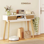 Consola Vega colocada en un pasillo estrecho como mueble auxiliar