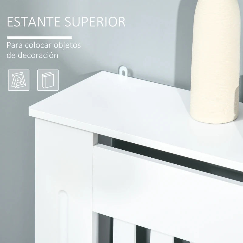Estante superior del cubre radiador con fotos y objetos decorativos