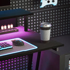 Superficie de trabajo del escritorio Kiel con teclado y periféricos gaming