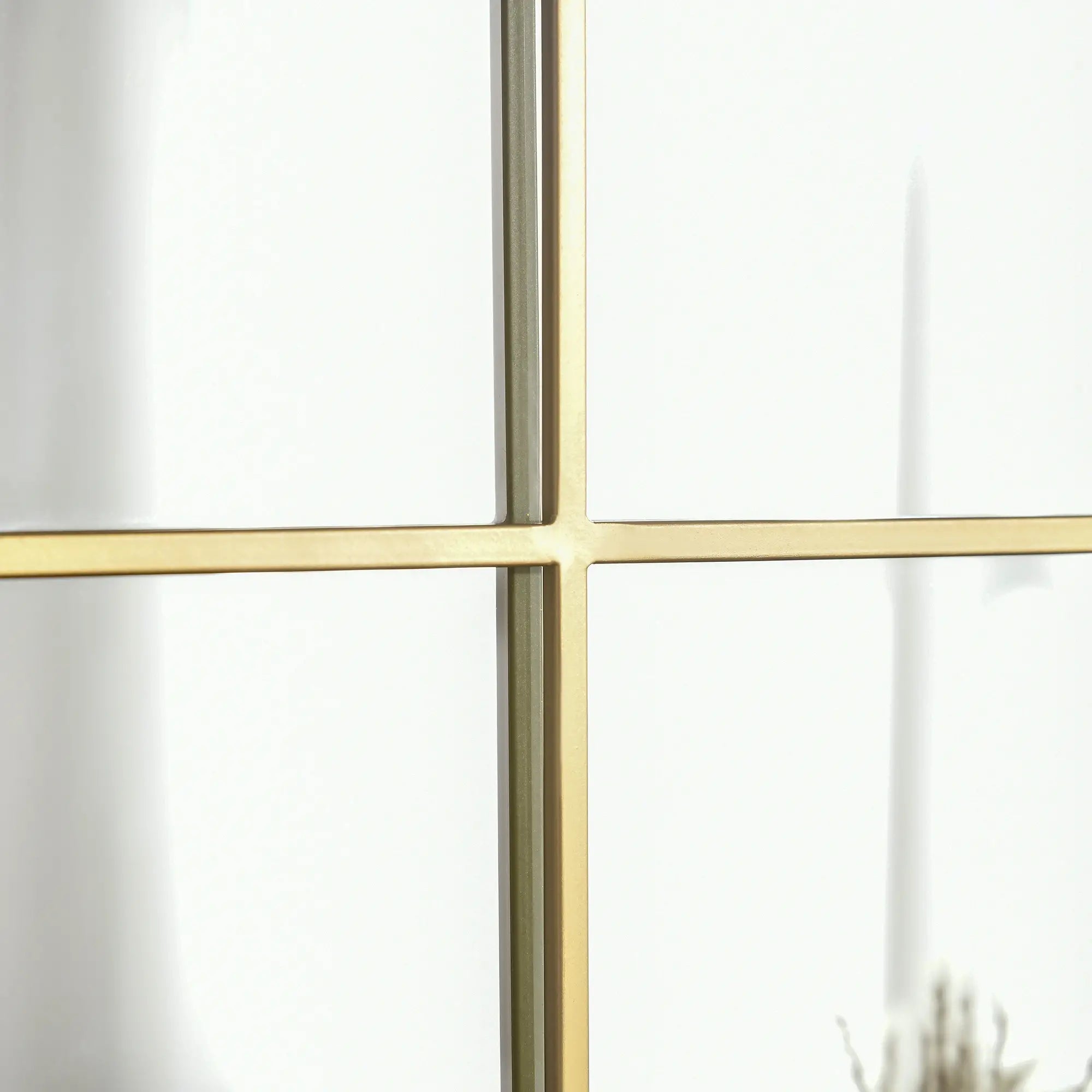 Vista de la forma de ventana arqueada del espejo decorativo