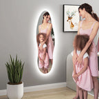 Espejo de cuerpo entero con luz LED en un vestidor