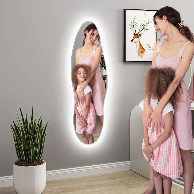 Espejo de cuerpo entero con luz LED en un vestidor