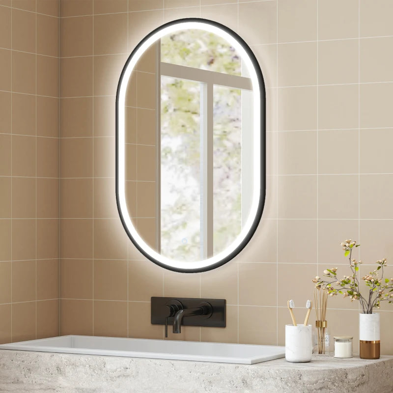 Espejo de baño Lora iluminando un baño moderno y ordenado