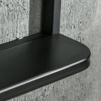 Detalle de la repisa de madera del espejo de pared
