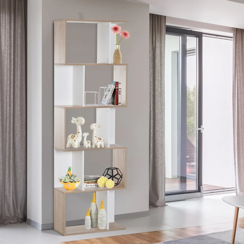 Estantería en forma de S con libros y plantas en un salón moderno