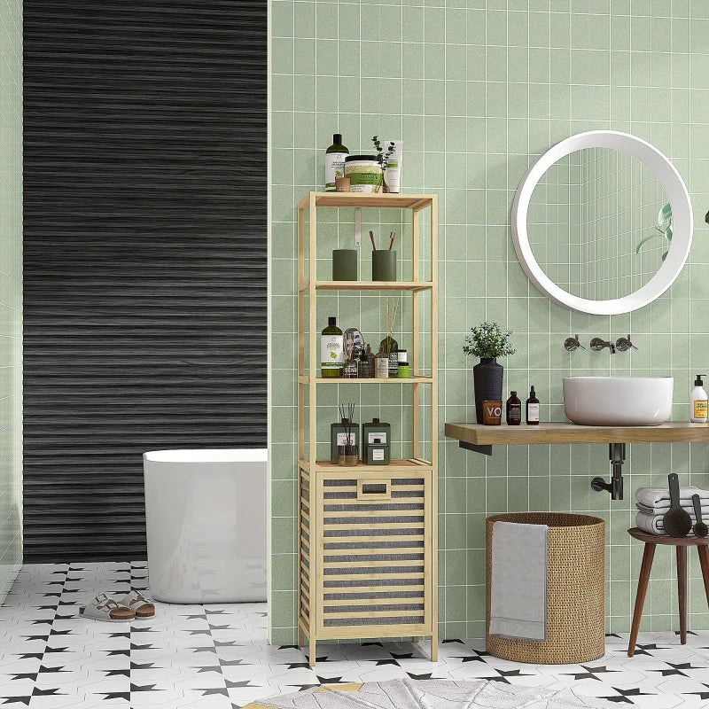 Estantería de baño de bambú en un baño de estilo nórdico junto a la pared