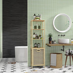 Estantería de baño de bambú en un baño de estilo nórdico junto a la pared