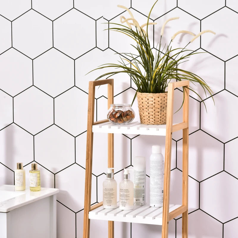 Estantería de baño de bambú apoyada en la pared de un baño de estilo moderno