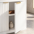 Detalle de las puertas acanaladas en blanco con tiradores dorados