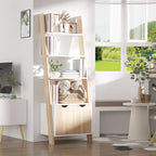 Estantería escalera de estilo nórdico con libros y plantas en un salón