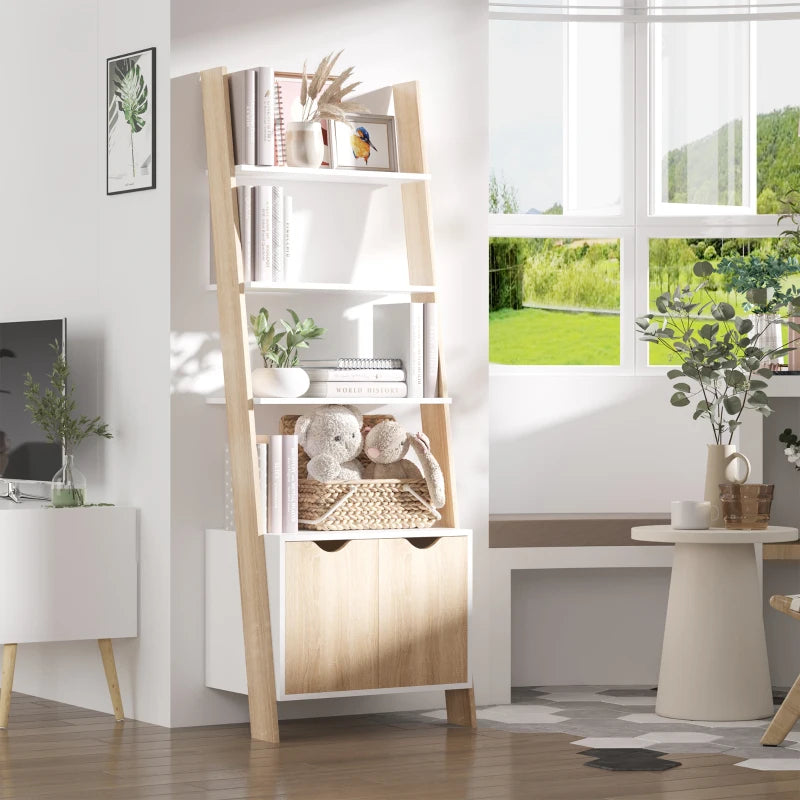 Estantería escalera de estilo nórdico con libros y plantas en un salón
