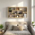 Estantería de pared en roble con fotos y objetos en un dormitorio