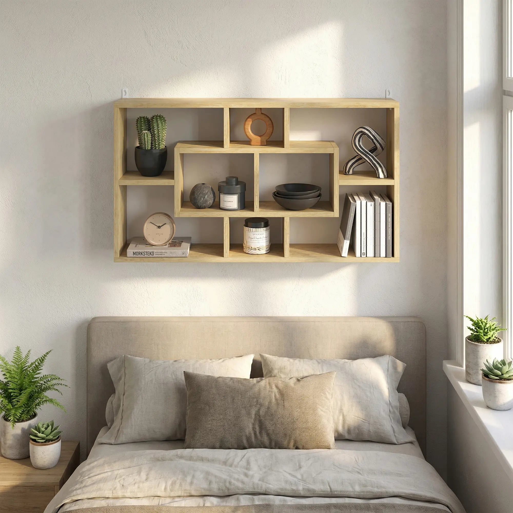 Estantería de pared en roble con fotos y objetos en un dormitorio