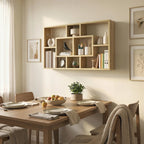 Estantería de pared con libros y decoración en un salón moderno