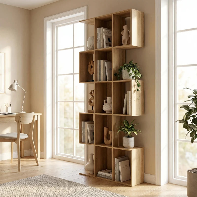 Librería en forma de S con libros y plantas en un salón moderno