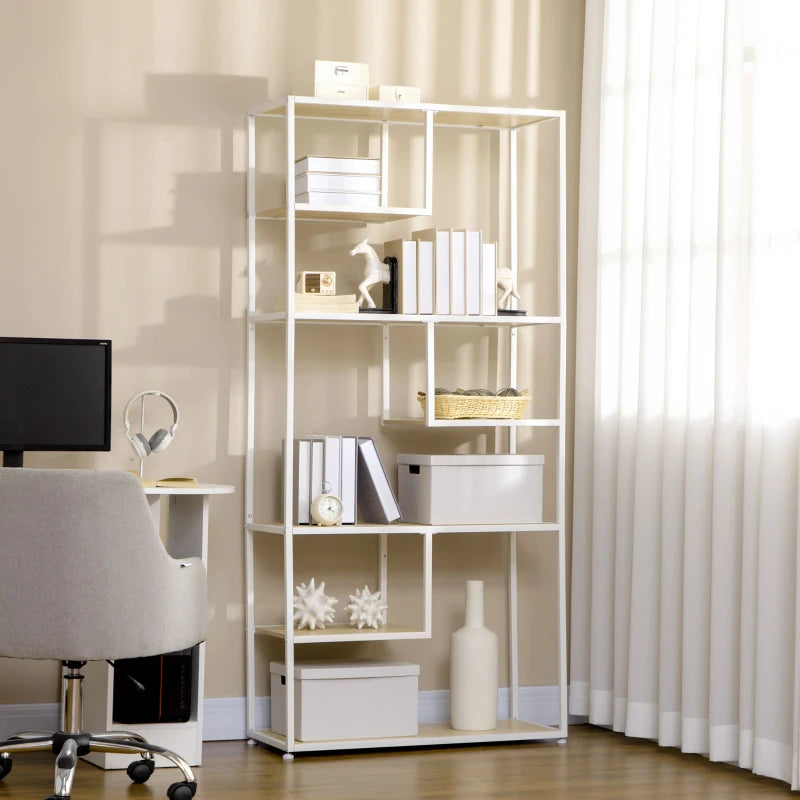 Estantería industrial con libros y decoración en un salón moderno