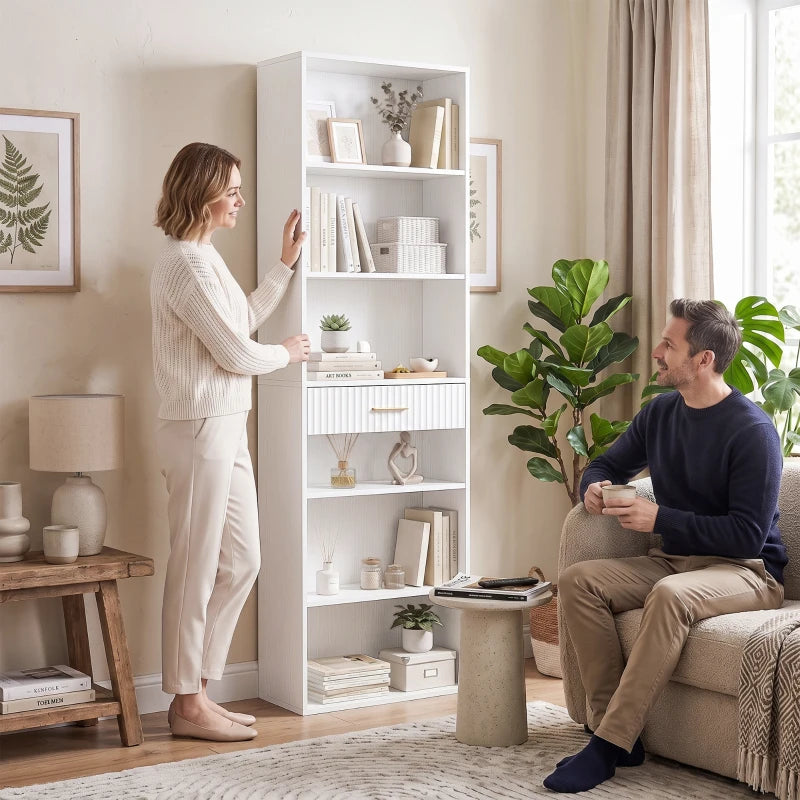 Estantería Tallin en un salón luminoso con libros, jarrones y plantas