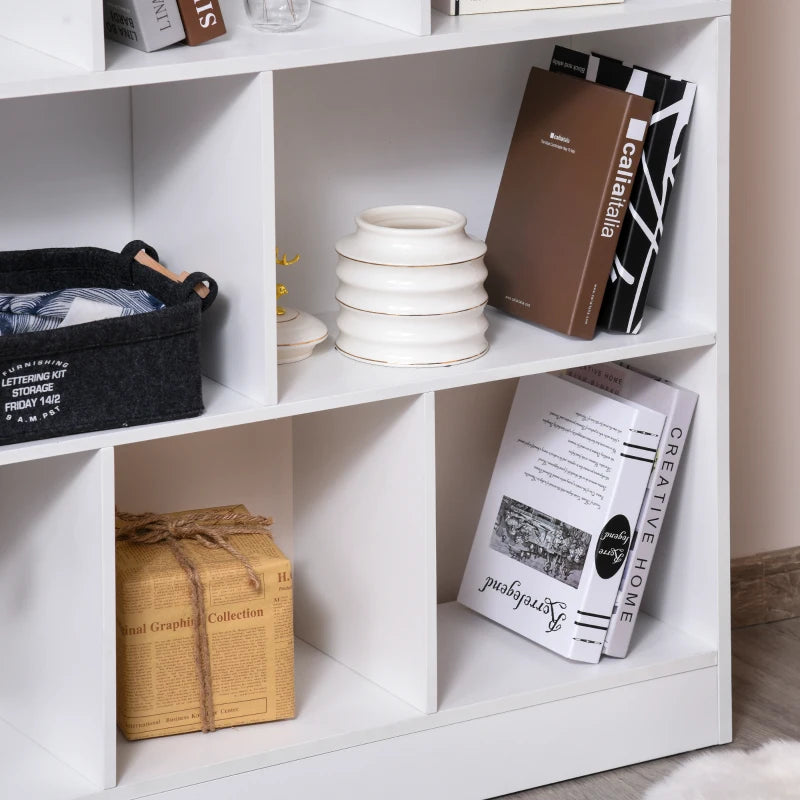 Estantería Trebejo organizando libros y objetos de decoración