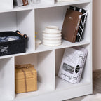 Estantería Trebejo organizando libros y objetos de decoración
