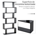 Parte superior de la estantería usada como superficie para decoración